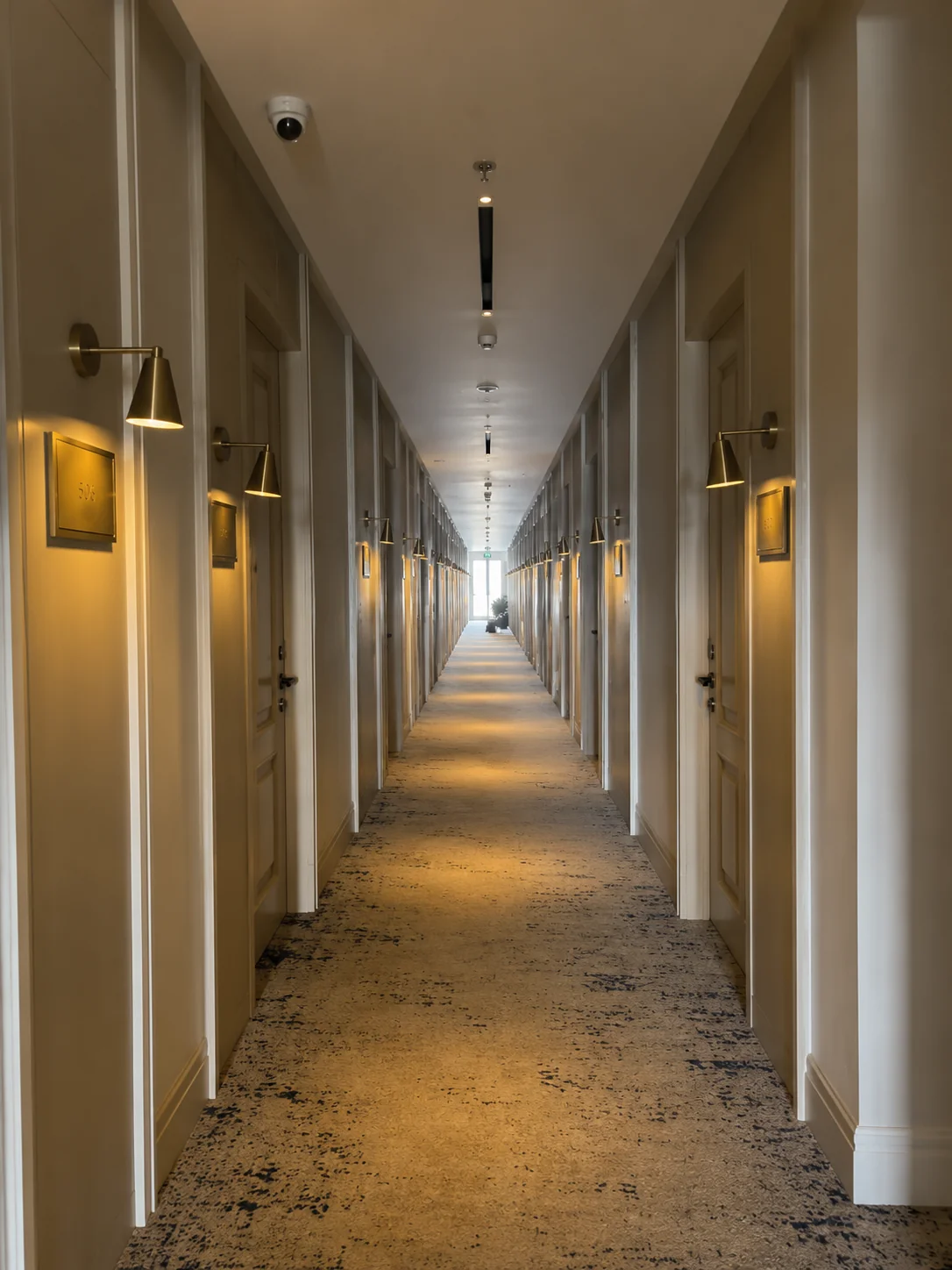 Koridor dengan CCTV di Maia Hotel Jakarta