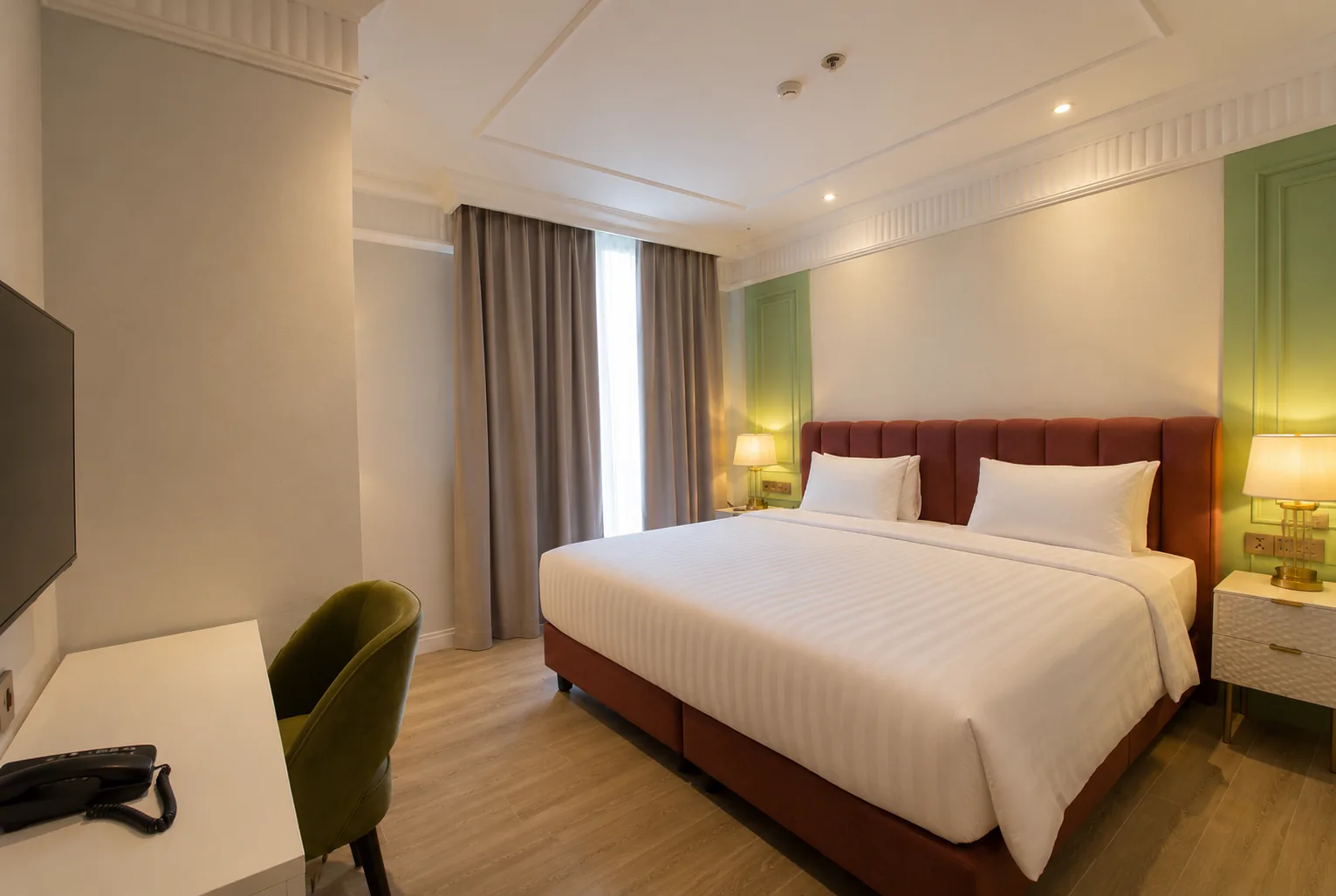 Kamar Deluxe King di Maia Hotel Jakarta dengan interior modern