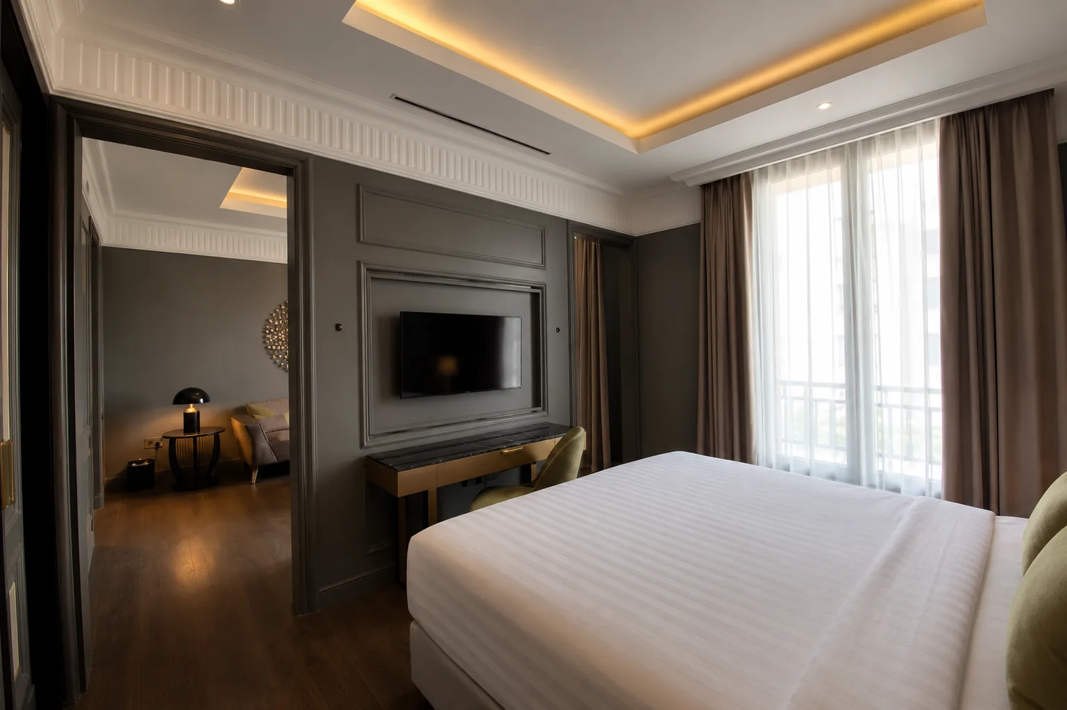 Kamar Deluxe Double dengan Balkon di Maia Hotel Jakarta