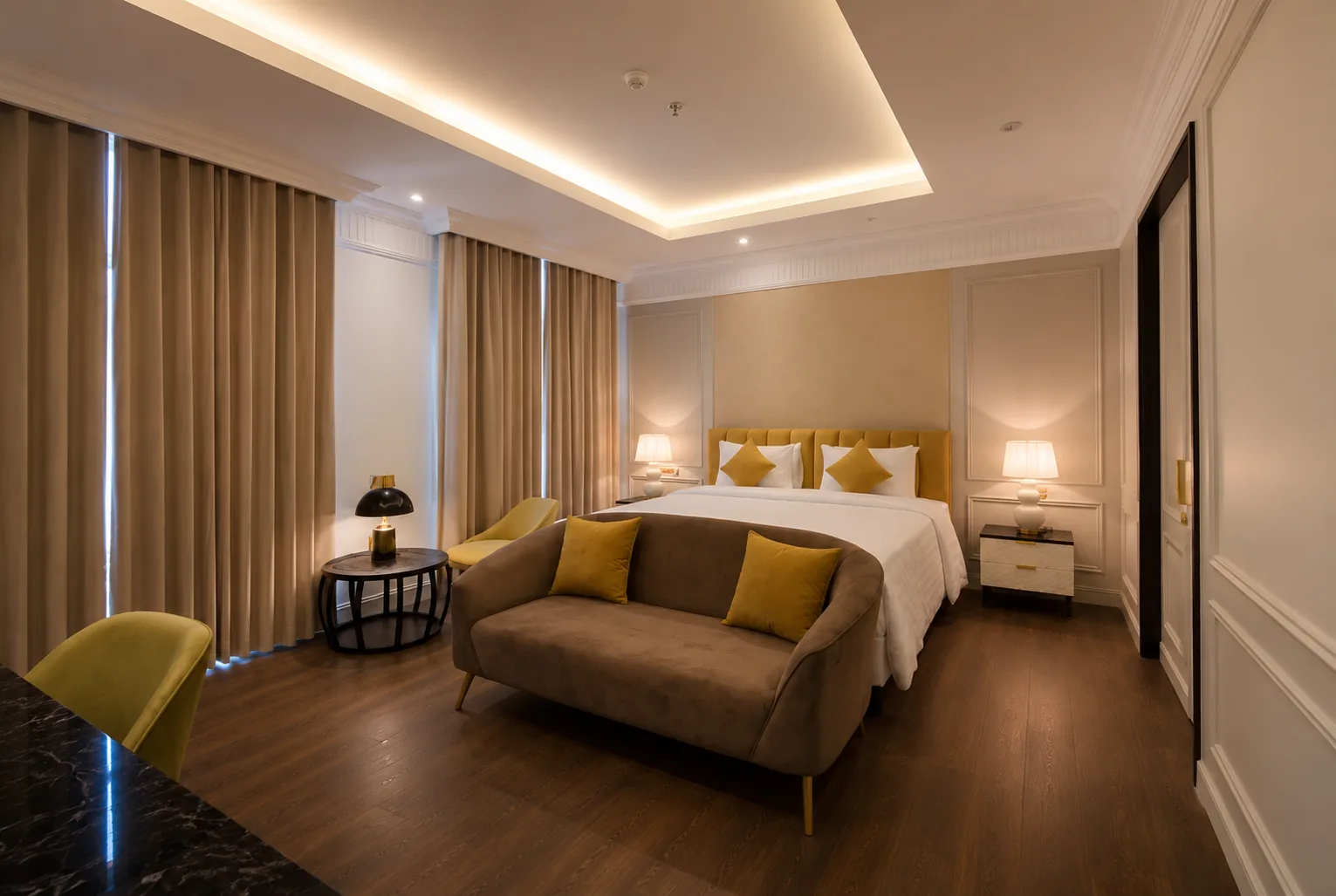 Suite di Maia Hotel Jakarta dengan ruang tamu terpisah